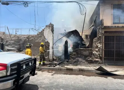 Bomberos y vecinos sofocan incendio en inmueble abandonado en el centro