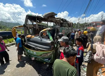 Accidente de bus deja 12 muertos en Indonesia