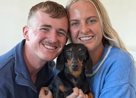 Emotivo reencuentro de un perro salchicha perdido en Australia