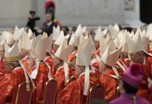 Cardenales ingresan a Capilla Sixtina para inicio de cónclave