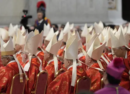 Cardenales ingresan a Capilla Sixtina para inicio de cónclave