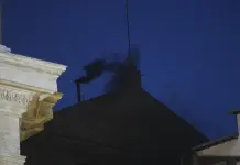 Sale humo negro de chimenea del Vaticano, señal que cónclave no eligió papa en primera votación