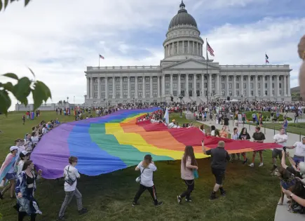 Adopción de banderas del orgullo en Salt Lake City y Boise