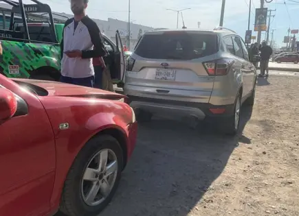 Auto sufre falla mecánica y causa una carambola