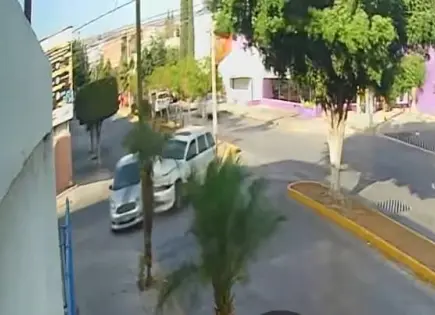 Madre e hijo resultan lesionados tras choque; conductora huye del lugar