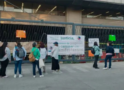 Protesta de trabajadores de Mejoredu en la Secretaría de Educación Pública
