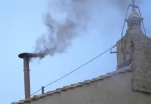 Nueva fumata negra indica que el cónclave no ha elegido aún