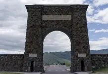 Un bisonte ataca a un turista en Yellowstone Un bisonte ataca a un turista en Yellowstone