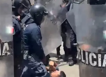Disuelve la policía manifestación con gas lacrimógeno