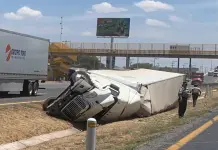 Volcadura de tráiler en carretera 57, solo daños materiales Volcadura de tráiler en carretera 57, solo daños materiales