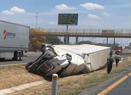 Volcadura de tráiler en carretera 57, solo daños materiales