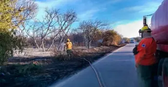 Bomberos controlan tres fuertes incendios