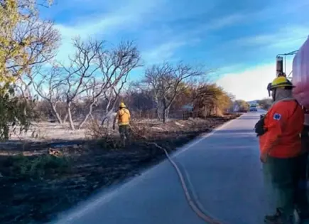 Bomberos controlan tres fuertes incendios