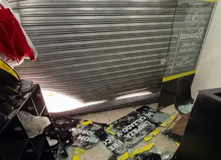 Exigen justicia por cristalazo en negocio de Lomas