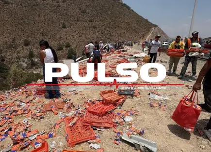 Vuelca tráiler con pastelillos en Libramiento Poniente (fotos)