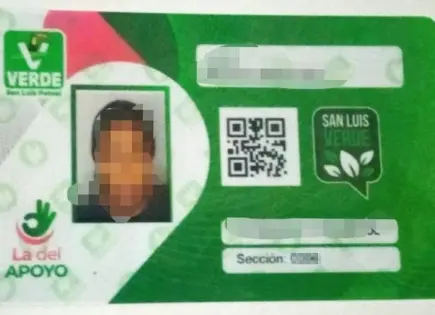 Tramita apoyo gubernamental y le dan credencial del PVEM