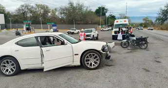 Choca  un motociclista contra automóvil