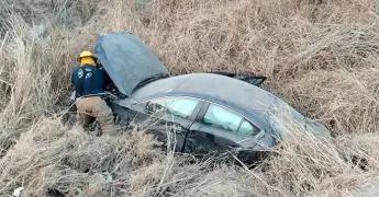 Conductora invade carril y choca contra camioneta