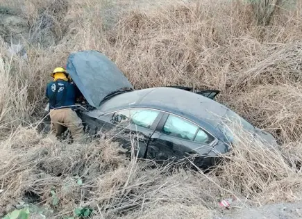 Conductora invade carril y choca contra camioneta