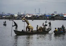 Gira teatral de animales de cartón en Nigeria para concienciar sobre el cambio climático