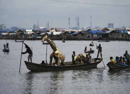 Gira teatral de animales de cartón en Nigeria para concienciar sobre el cambio climático