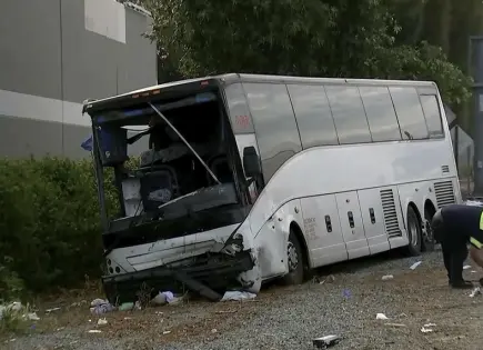 Un muerto y 32 heridos al chocar autobús en autopista de Los Ángeles