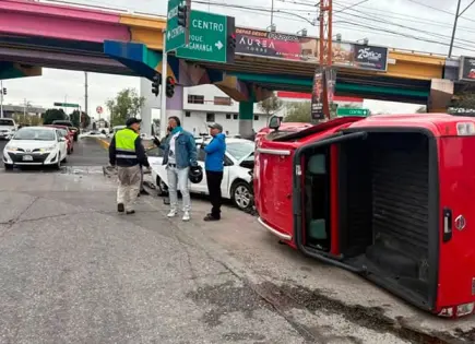 Aparatoso choque y volcadura en la Av. Salvador Nava