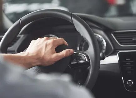 ¿Por qué tiembla el volante al frenar o acelerar?