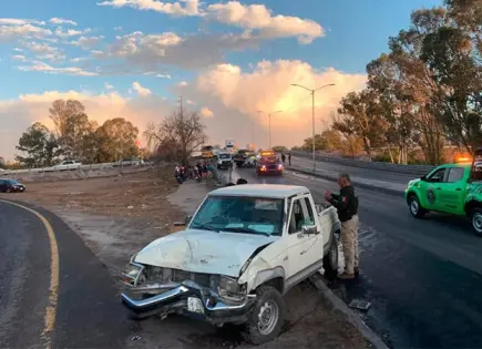 Leve lluvia causa carambola en el Periférico Nte.