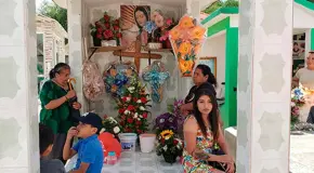Panteones se llenan de visitantes