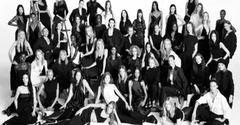 Zara celebra 50 años con supermodelos en su nueva colección