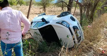 Vuelca automóvil en la zona Tének