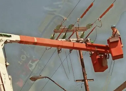 Avance mínimo en transmisión eléctrica pone en riesgo a México con más apagones