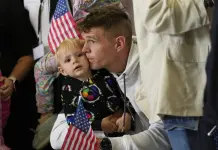Trump recibe a 59 sudafricanos blancos como refugiados en EE.UU.