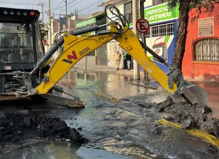 Cierre vial por fuga de agua en Eduardo Molina