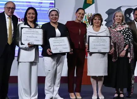 Sheinbaum y autoridades de salud reconocen a enfermeras y enfermeros en su día