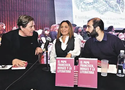 Libro une a Borges y a el Papa Francisco