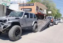 Detienen a mujer y aseguran camioneta con placas alteradas en Ciudad Valles