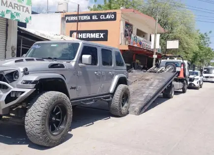 Detienen a mujer y aseguran camioneta con placas alteradas en Ciudad Valles Detienen a mujer y aseguran camioneta con placas alteradas en Ciudad Valles