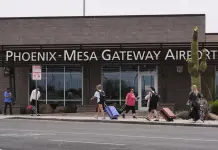 Aerolínea de bajo costo inicia vuelos de deportación desde Arizona
