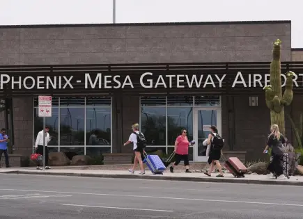 Aerolínea de bajo costo inicia vuelos de deportación desde Arizona