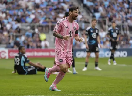 Lionel Messi elige su mejor gol para subastar arte
