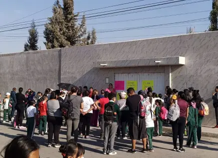 Toman primaria de Soledad en defensa de maestra
