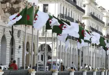 Francia expulsa a diplomáticos argelinos en respuesta a medida similar de Argelia