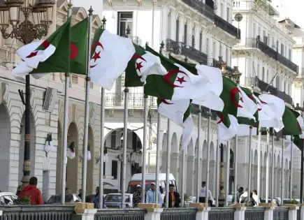 Francia expulsa a diplomáticos argelinos en respuesta a medida similar de Argelia