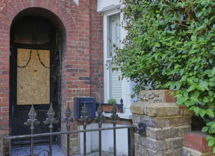Keir Starmer condena ataques incendiarios a propiedades vinculadas a él como un ataque a la democracia