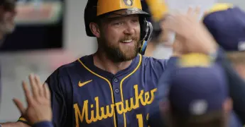 Rhys Hoskins se luce con cinco impulsadas en victoria 9-5 de Cerveceros sobre Guardianes