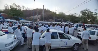 Bloquean transportistas carretera en Guerrero