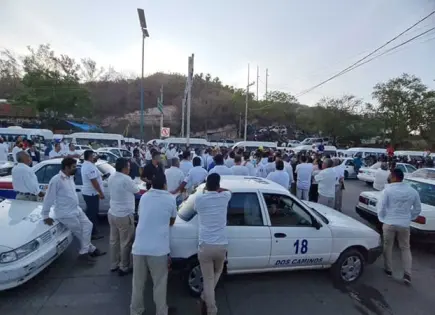 Bloquean transportistas carretera en Guerrero