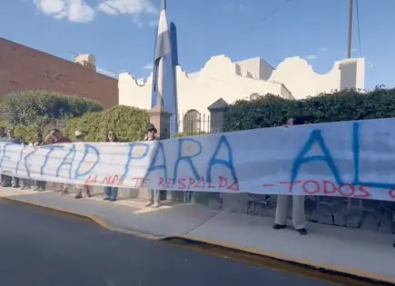 Protestan en SLP por detención de defensor salvadoreño egresado de la UASLP Protestan en SLP por detención de defensor salvadoreño egresado de la UASLP